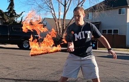 Mỹ: Phá kỷ lục thế giới về số lần tung hứng kiếm lửa trong 30 giây