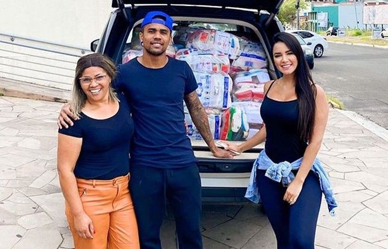 Ngôi sao Juventus và bạn gái xinh đẹp hăng hái giúp đỡ cộng đồng trong mùa dịch Covid-19