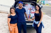 cuu sao arsenal khoe sieu xe sau khi tu choi quyen gop chong covid 19