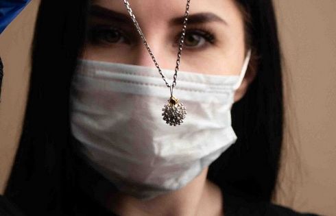 Nga: Chống dịch bằng... trang sức mô phỏng hình dạng virus corona