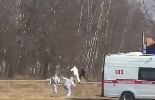 Nhân viên y tế rượt bắt người nghi nhiễm Covid-19 như phim hành động