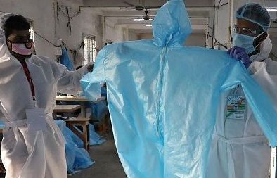 Thiếu trầm trọng đồ bảo hộ, bác sĩ Ấn Độ mặc áo mưa chống Covid-19