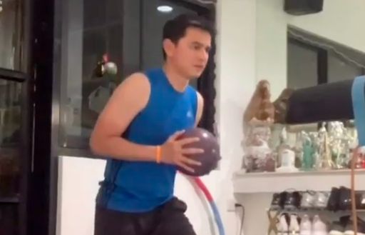 Tự cách ly phòng dịch Covid-19, Kiatisuk rèn luyện khoa học và... hát ca khúc Việt Nam