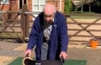 cuu sao arsenal khoe sieu xe sau khi tu choi quyen gop chong covid 19