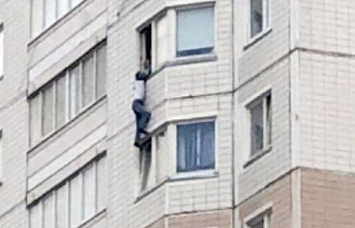 Dịch Covid-19: Ra cửa sổ chụp ảnh tự sướng, suýt ngã mất mạng lại còn 'ăn' phạt