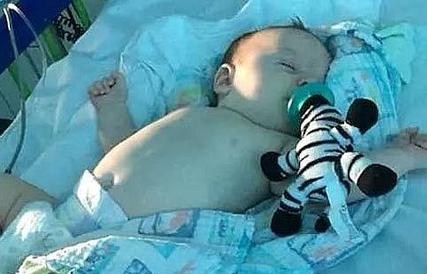 Lời khẩn cầu của mẹ bé 11 tuần tuổi nhiễm Covid-19 ở Anh