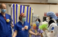 chuyen la thoi covid o my khach xit hoi cay vao nhau vi doi chung thang may