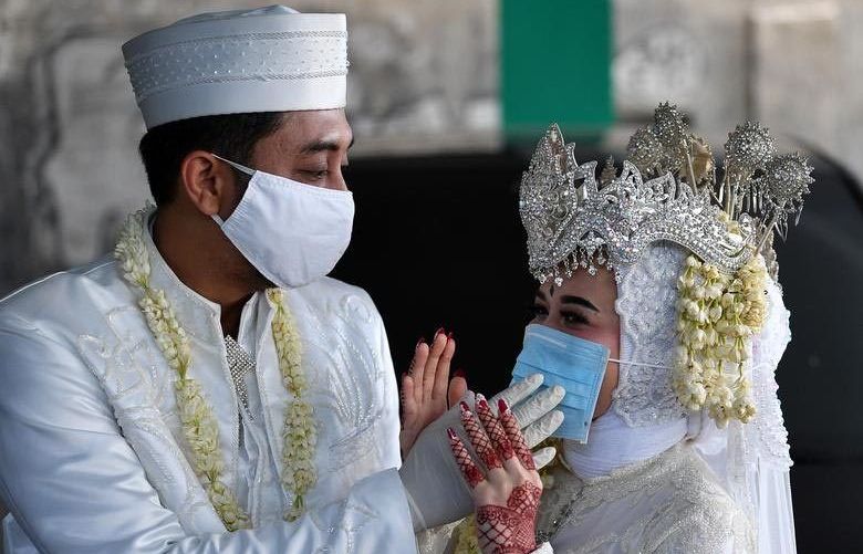 Tình yêu 'khác lạ' thời Covid-19 qua những bức ảnh xúc động