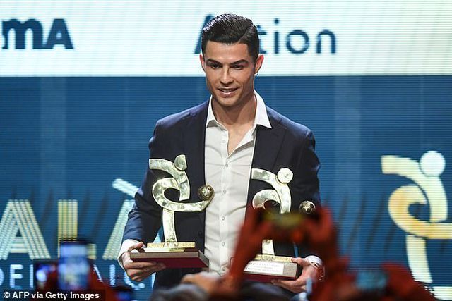 cronaldo cam thay bi cuop trang qua bong vang 2018