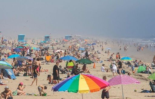 Người Mỹ đổ xô tới bãi biển, lệnh giãn cách xã hội nguy cơ thất bại