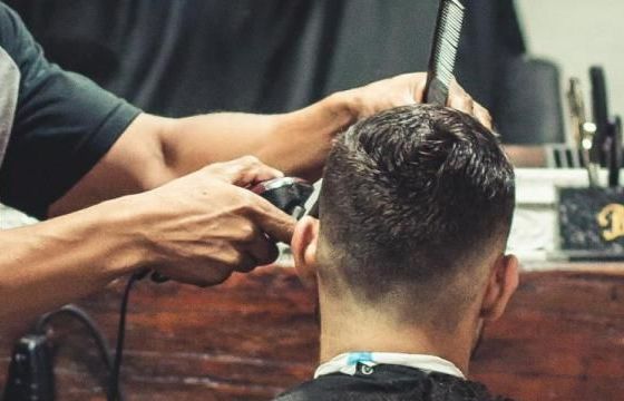 Dùng chung áo choàng cắt tóc, 6 người nhiễm Covid-19