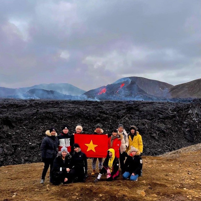 Cô gái Việt đội nón lá, mặc áo dài ngắm núi lửa 6.000 năm mới có ở Iceland