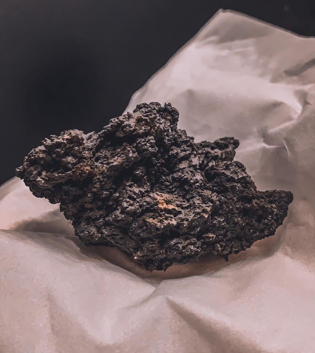 Cô gái Việt đội nón lá, mặc áo dài ngắm núi lửa 6.000 năm mới có ở Iceland