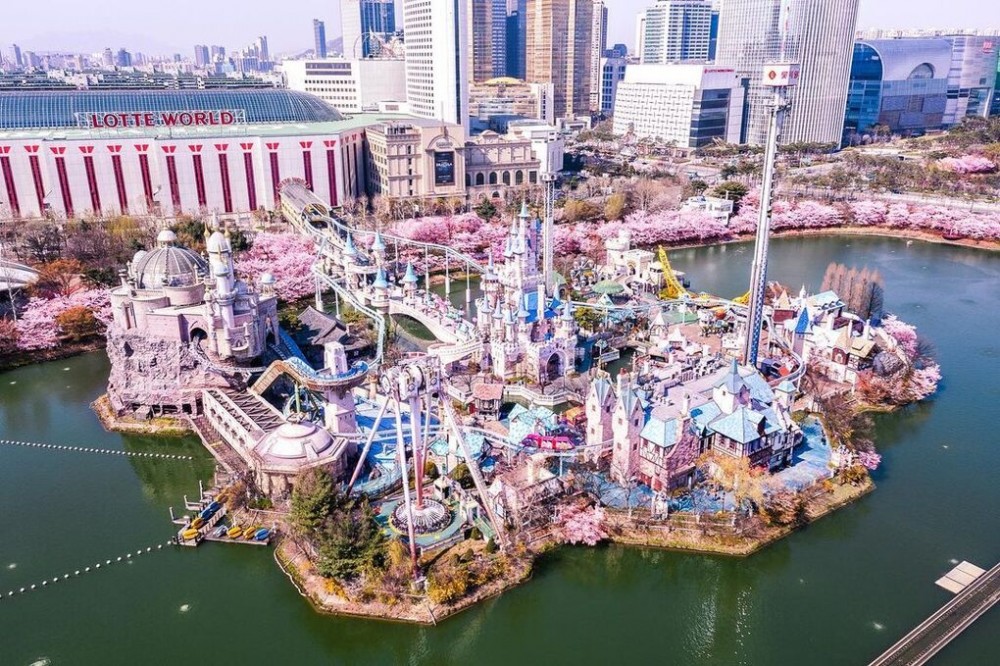 Gần đây, Lotte World trở thành tâm điểm du lịch của Hàn Quốc vì trông như thế giới cổ tích vào mùa xuân. Đây là khu phức hợp vui chơi, giải trí lớn tại Seoul, hoạt động từ năm 1989, bao gồm một công viên trong nhà, một hòn đảo nhân tạo mang tên Magic Island, các khu mua sắm, khách sạn 5 sao, bảo tàng dân gian Hàn Quốc, trung tâm thể thao, rạp chiếu phim... (Nguồn: happylotteworld. Gần đây, Lotte World trở thành tâm điểm du lịch của Hàn Quốc vì trông như thế giới cổ tích vào mùa xuân. Đây là khu phức hợp vui chơi, giải trí lớn tại Seoul, hoạt động từ năm 1989, bao gồm một công viên trong nhà, một hòn đảo nhân tạo mang tên Magic Island, các khu mua sắm, khách sạn 5 sao, bảo tàng dân gian Hàn Quốc, trung tâm thể thao, rạp chiếu phim... (Nguồn: happylotteworld.