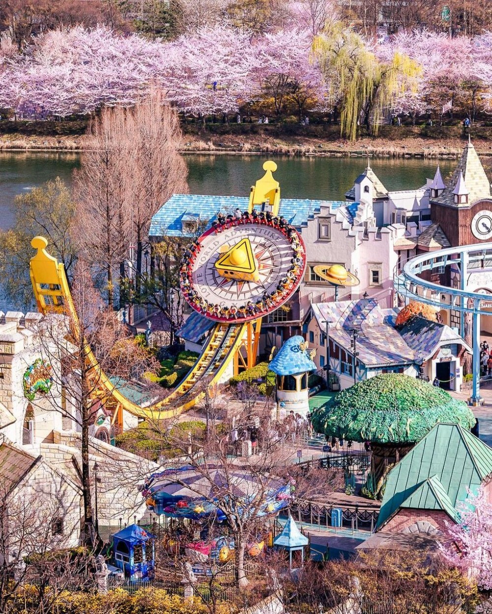 Hàn Quốc: 'Sợi dây chuyền khổng lồ' kết bằng hoa anh đào ở Seoul Hàn Quốc: 'Sợi dây chuyền khổng lồ' kết bằng hoa anh đào ở Seoul