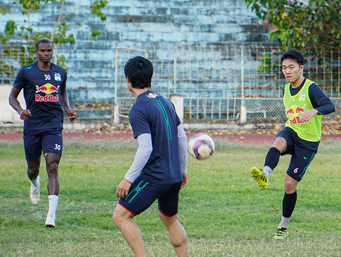 HLV Kiatisuk nói bằng tiếng Việt khi chúc mừng Lương Xuân Trường cưới vợ