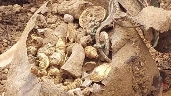 Ấn Độ: Đào đất xây nhà bất ngờ tìm thấy hũ vàng bạc và ruby