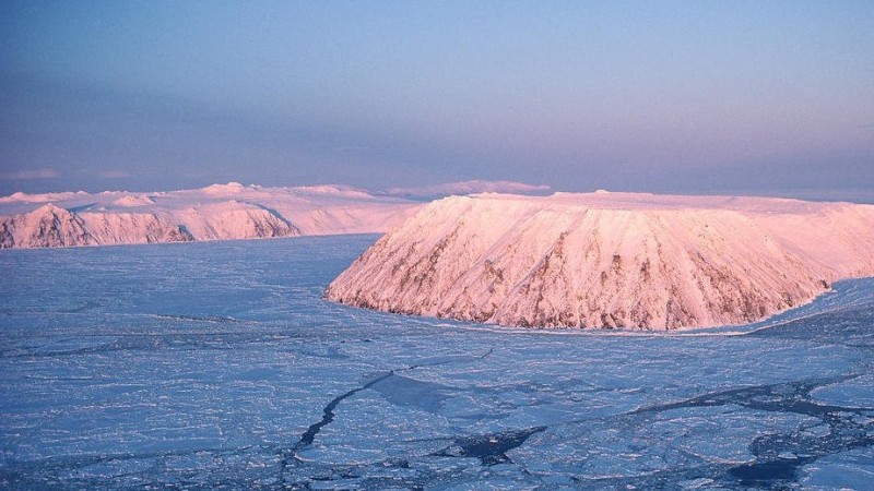 Hai hòn đảo kỳ lạ cách nhau gần 4km, thuộc hai quốc gia, múi giờ lệch gần 1 ngày