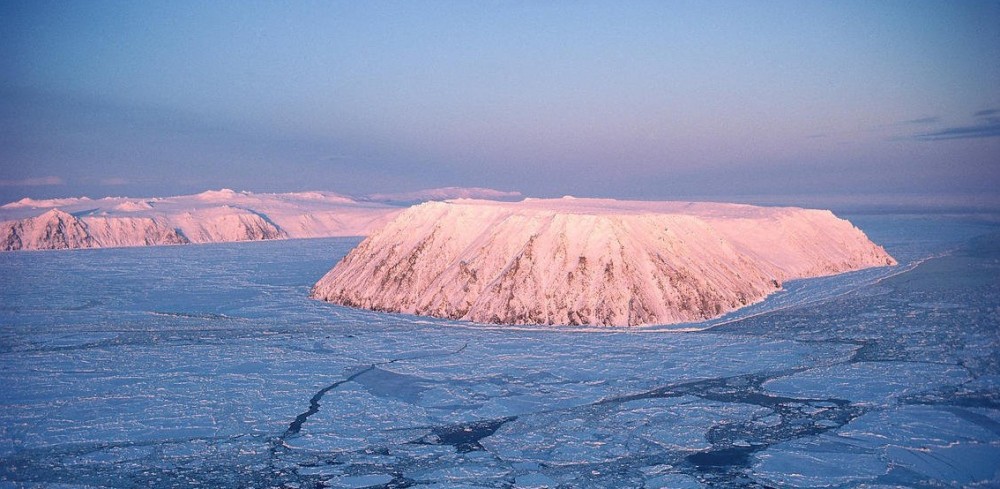 Hai hòn đảo kỳ lạ cách nhau gần 4km, thuộc hai quốc gia, múi giờ lệch gần 1 ngày Hai hòn đảo kỳ lạ cách nhau gần 4km, thuộc hai quốc gia, múi giờ lệch gần 1 ngày