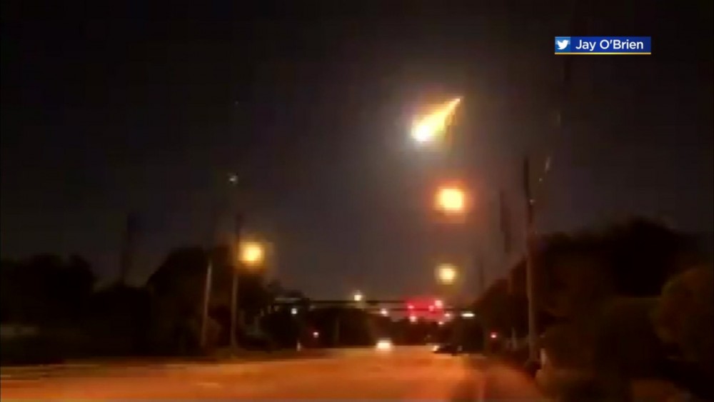 Mỹ: Quả cầu lửa bí ẩn thắp sáng bầu trời đêm Florida