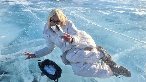 Chuyến trải nghiệm thú vị và 'đau tim' ở hồ băng sâu nhất thế giới của nhóm du học sinh Việt