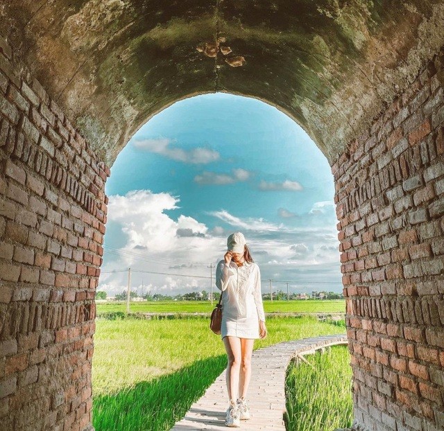 Độc đáo quán cà phê 'Lò gạch cũ' nằm giữa cánh đồng lúa xanh ngát