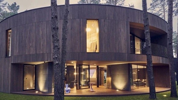 Ngôi nhà độc đáo hình khúc cây ẩn giữa rừng thông