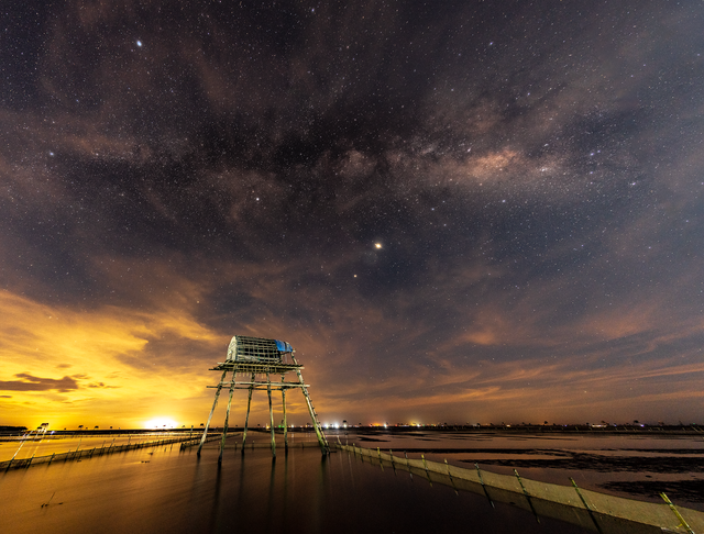 Vẻ đẹp kỳ ảo trên cánh đồng ngao nuôi vào ban đêm. Phía xa là ánh sáng của những chiếc thuyền đánh cá ngoài biển. (Ảnh: Tiến Nguyễn) Vẻ đẹp kỳ ảo trên cánh đồng ngao nuôi vào ban đêm. Phía xa là ánh sáng của những chiếc thuyền đánh cá ngoài biển. (Ảnh: Tiến Nguyễn)
