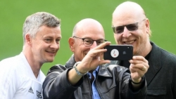 Vì European Super League, ông chủ Man Utd viết tâm thư, Sir Alex tức giận vì HLV Solskjaer phải 'chịu trận' trước truyền thông