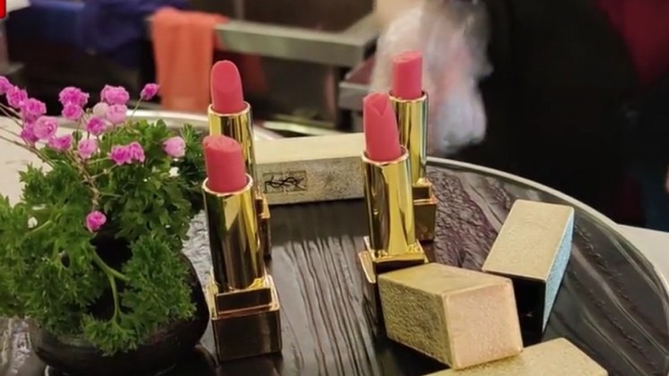 Độc đáo món tráng miệng ‘thỏi son ăn được’ của nhà hàng ở Tứ Xuyên, Trung Quốc