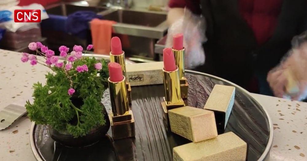 Món tráng miệng ‘thỏi son ăn được’ của nhà hàng lẩu Tứ Xuyên, Trung Quốc Món tráng miệng ‘thỏi son ăn được’ của nhà hàng lẩu Tứ Xuyên, Trung Quốc