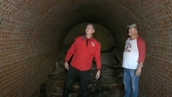 Sửa nhà, người đàn ông ngỡ ngàng phát hiện đường hầm bí mật