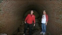 Sửa nhà, người đàn ông ngỡ ngàng phát hiện đường hầm bí mật