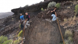 Mạo hiểm, người dân di chuyển bằng cách nhảy sào qua vách núi