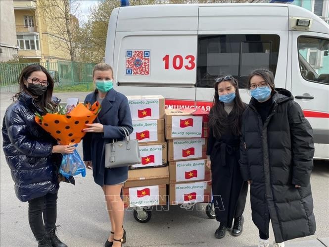 Người Việt tại Moscow tri ân các bác sỹ Nga nhân ngày truyền thống ngành cứu thương Người Việt tại Moscow tri ân các bác sỹ Nga nhân ngày truyền thống ngành cứu thương