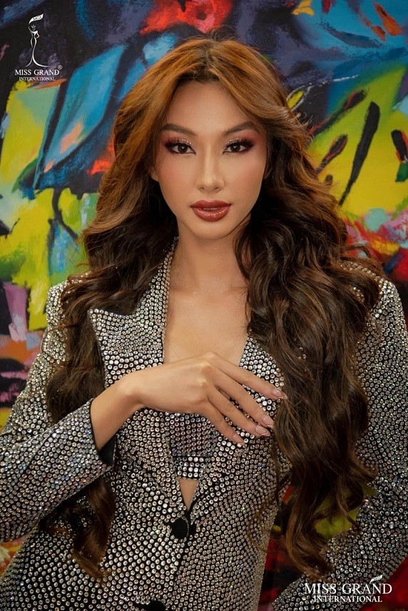 Trong một hoạt động ở Colombia, Thùy Tiên gây ấn tượng với hình ảnh mới mẻ. Diện mạo của Hoa hậu Hòa bình Quốc tế 2021 biến hóa khác lạ dưới bàn tay của chuyên gia makeup bản địa. Trong một hoạt động ở Colombia, Thùy Tiên gây ấn tượng với hình ảnh mới mẻ. Diện mạo của Hoa hậu Hòa bình Quốc tế 2021 biến hóa khác lạ dưới bàn tay của chuyên gia makeup bản địa.