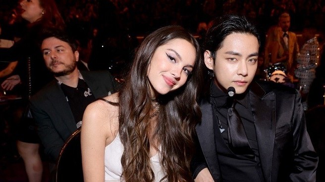 Những hình ảnh thân thiết của V (BTS) tại Grammy 2022