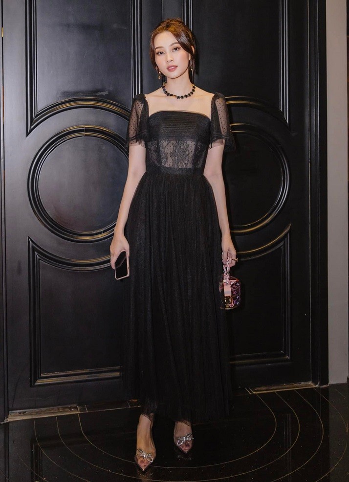 Diện bộ váy của một local brand Việt, Đặng Thu Thảo được khen diện mạo đậm chất tiểu thư. Thiết kế chất liệu ren với kiểu dáng tay bồng nhẹ nhàng tôn lên vẻ đẹp ngọt ngào của hoa hậu.