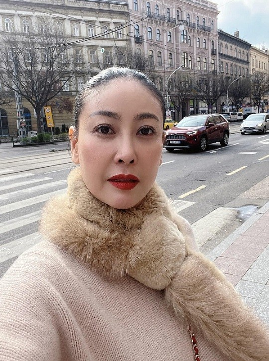 Hà Kiều Anh cùng chồng sang châu Âu công tác kết hợp du lịch từ cuối tháng 3. Hôm 5/4 người đẹp đặt chân tới Hungary. Cô thích thú chiêm ngưỡng vẻ đẹp cổ kính, hiền hòa của đất nước Đông Âu.