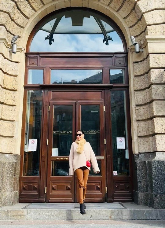 Người đẹp không quên ghé quán cà phê nổi tiếng New York Budapest. Hà Kiều Anh cho biết cô đã nếm thử nhiều món ăn cổ truyền của Hungary và dự đoán sẽ bị tăng 2 kg sau chuyến đi châu Âu.