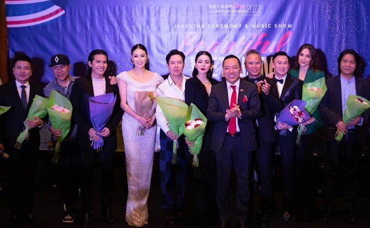 Người đẹp chụp ảnh cùng nhiều nghệ sĩ từ Việt Nam qua như: Lệ Quyên, Quốc Thiên, Dương Triệu Vũ, Hồ Ngọc Hà, Huy Tuấn...