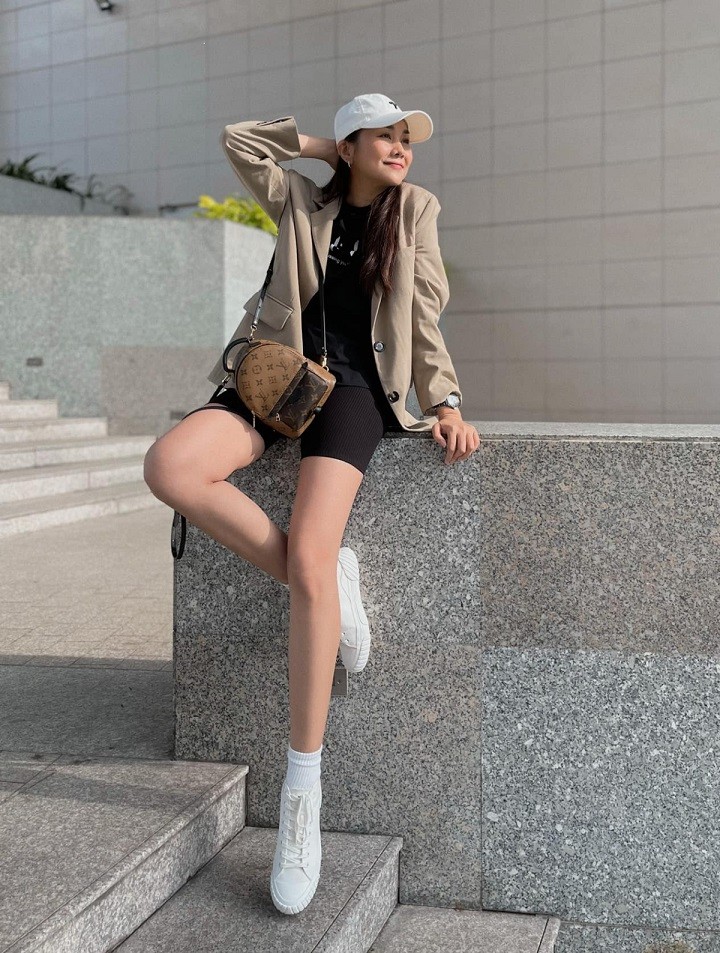 Cách phối blazer, quần biker shorts và ba lô giúp siêu mẫu Thanh Hằng trông trẻ trung.