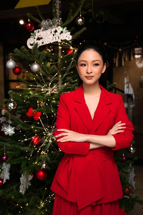 Trương Hồ Phương Nga lên đồ công sở khi đi làm