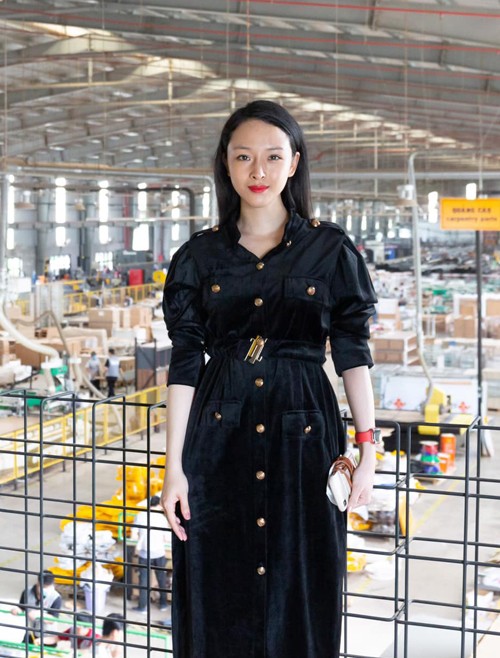 Trương Hồ Phương Nga lên đồ công sở khi đi làm