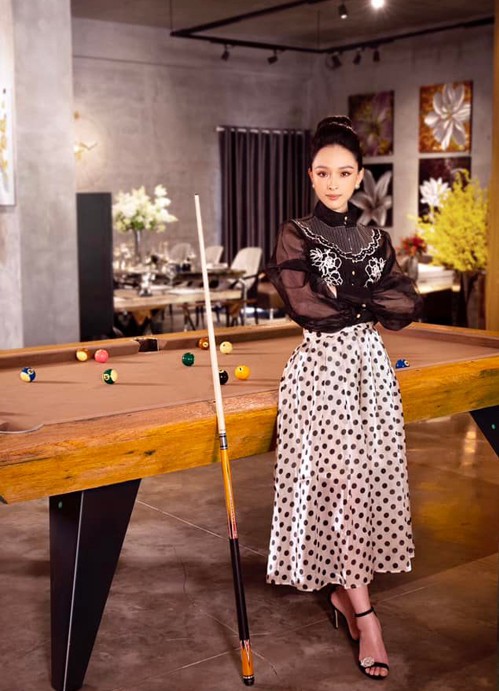 Trương Hồ Phương Nga lên đồ công sở khi đi làm