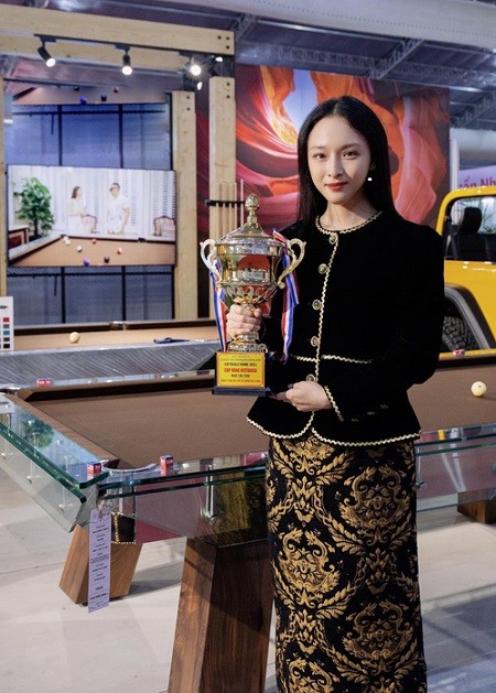 Trương Hồ Phương Nga lên đồ công sở khi đi làm