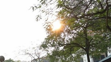 Dự báo thời tiết đêm nay và ngày mai (9-10/4): Bắc Bộ, Bắc Trung Bộ đêm và sáng sớm trời lạnh; phía Nam chiều tối mưa dông; Đông Nam Bộ nắng nóng