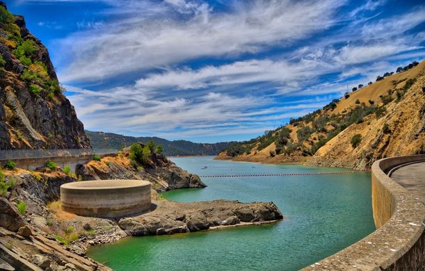 Bí ẩn đập tràn trong hồ nước được ví như 'chiếc hố kỳ lạ'