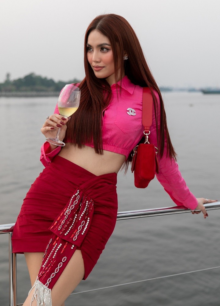 Lan Khuê nổi bật với trang phục, phụ kiện hàng hiệu hai màu đỏ, hồng dự buổi ra mắt sưu tập thời trang của một thương hiệu Việt dành cho nữ.