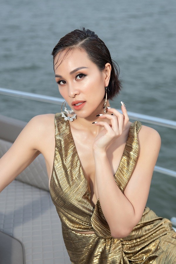 Thời trang dẫn sự kiện của MC song ngữ Phương Mai